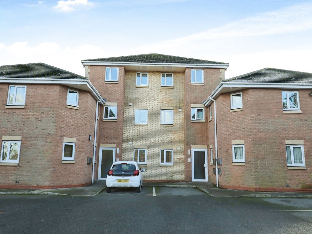 2 bed flat for sale in Oliver Street, Rugby CV21, £130,000