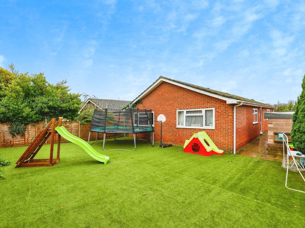 3 bed detached bungalow for sale in Lime Walk, Andover SP10, £375,000