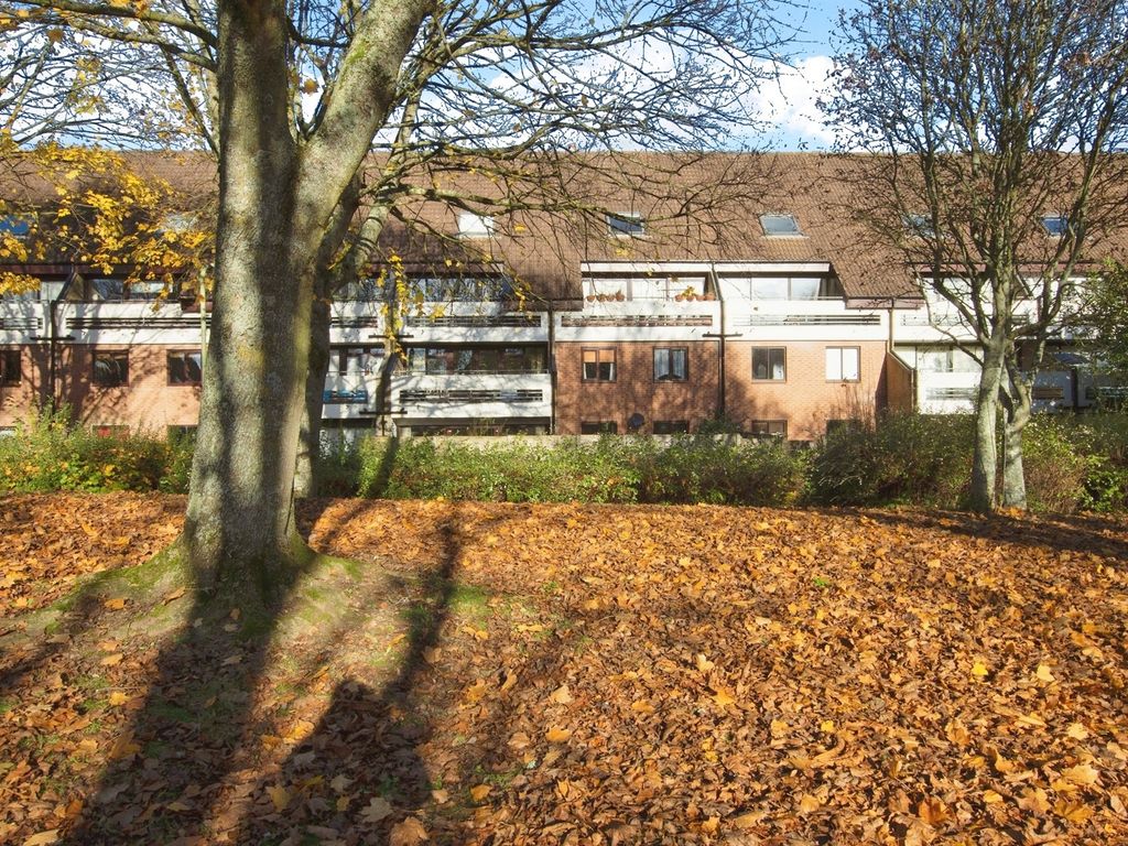 2 bed flat for sale in Kingsway Gardens, Andover SP10, £100,000