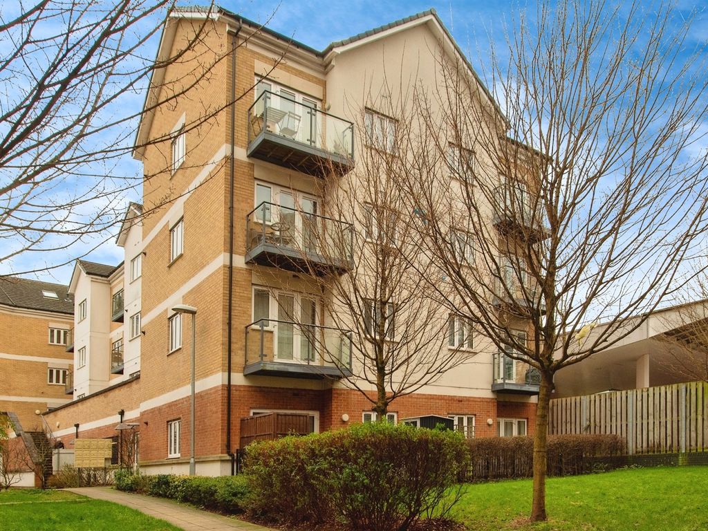 2 bed flat for sale in Ley Farm Close, Garston, Watford WD25, £300,000