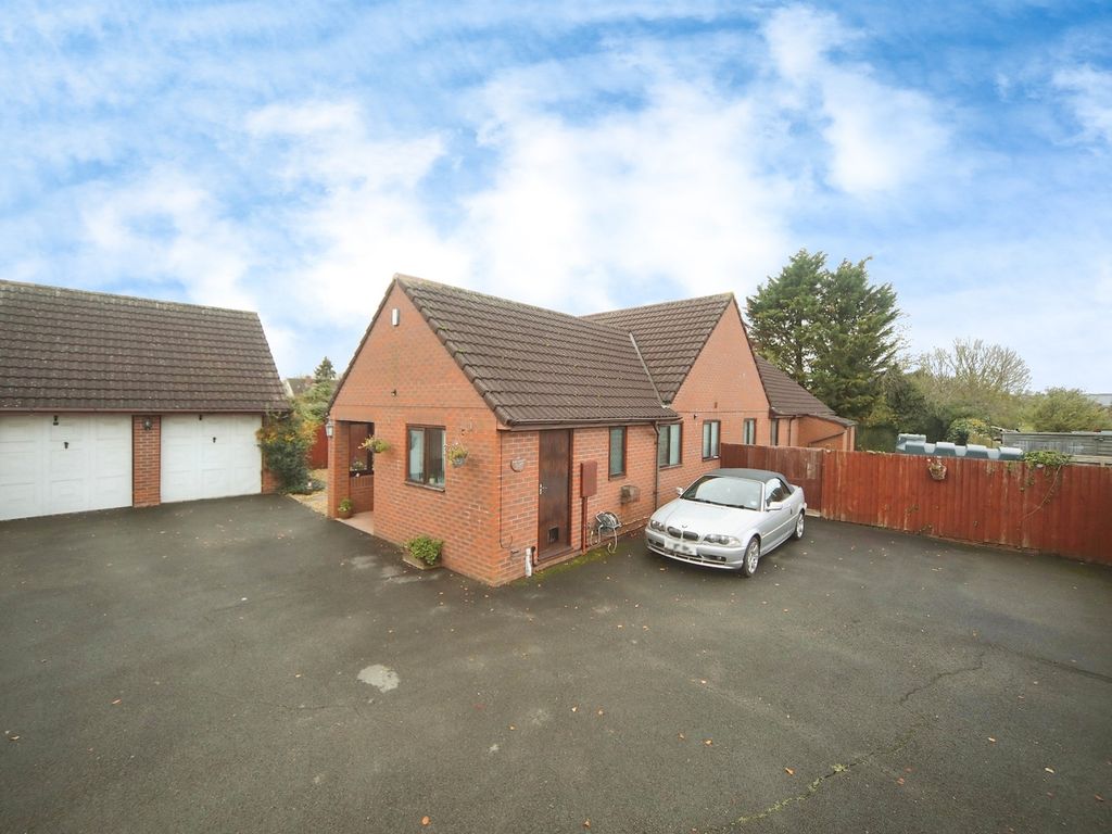 4 bed detached bungalow for sale in Gravelands Lane, Henlade, Taunton TA3, £450,000