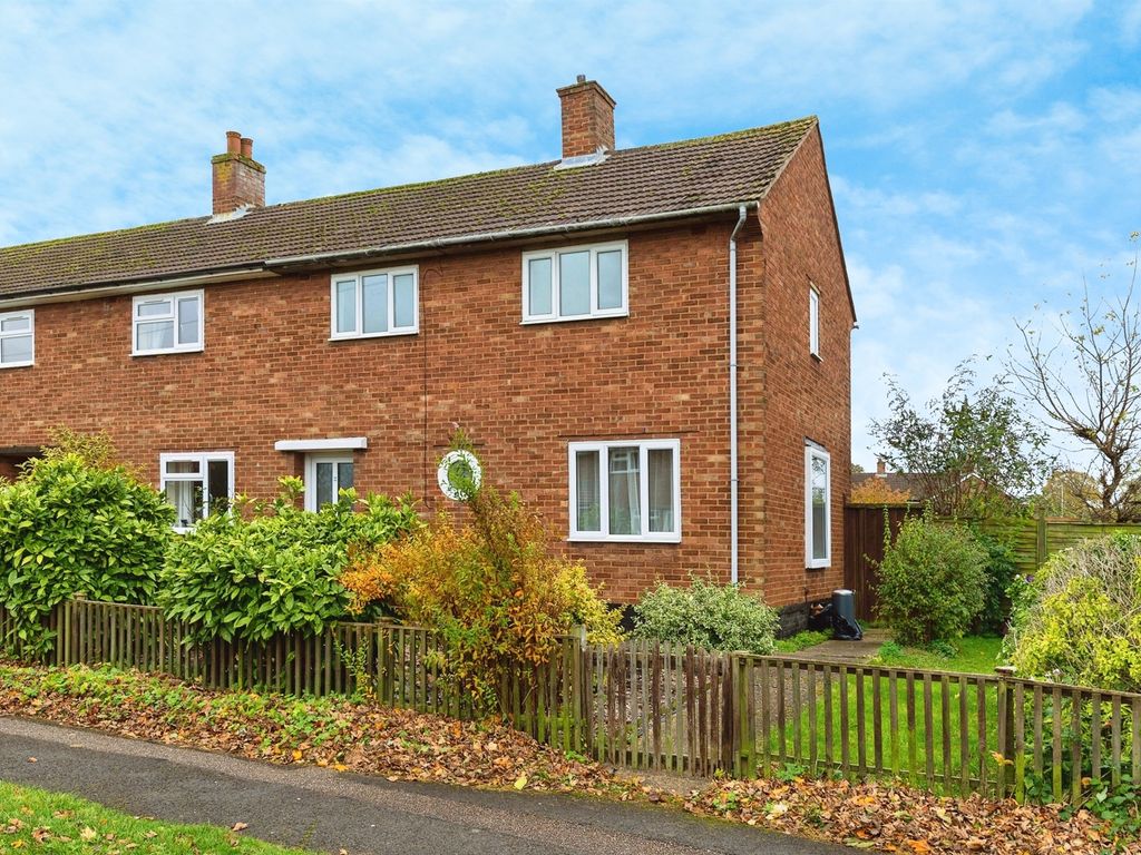 2 bed end terrace house for sale in Lindencroft, Letchworth Garden City SG6, £325,000