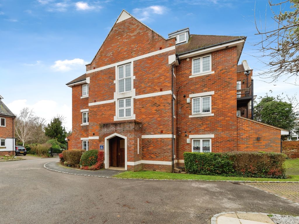 2 bed flat for sale in South Road, Baldock SG7, £400,000