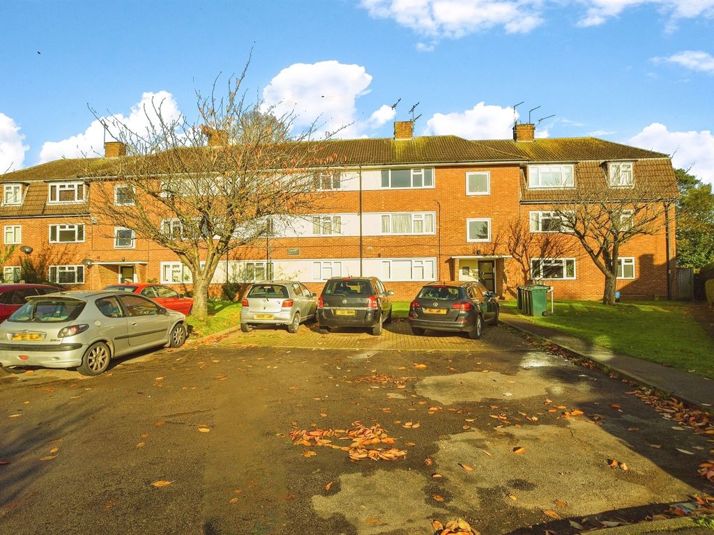 2 bed flat for sale in Parnell Close, Abbots Langley WD5, £290,000