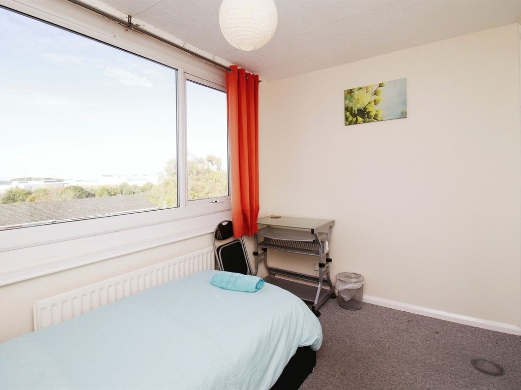 2 bed flat for sale in Rowood Drive, Solihull B92, £165,000