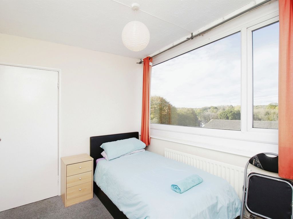 2 bed flat for sale in Rowood Drive, Solihull B92, £165,000