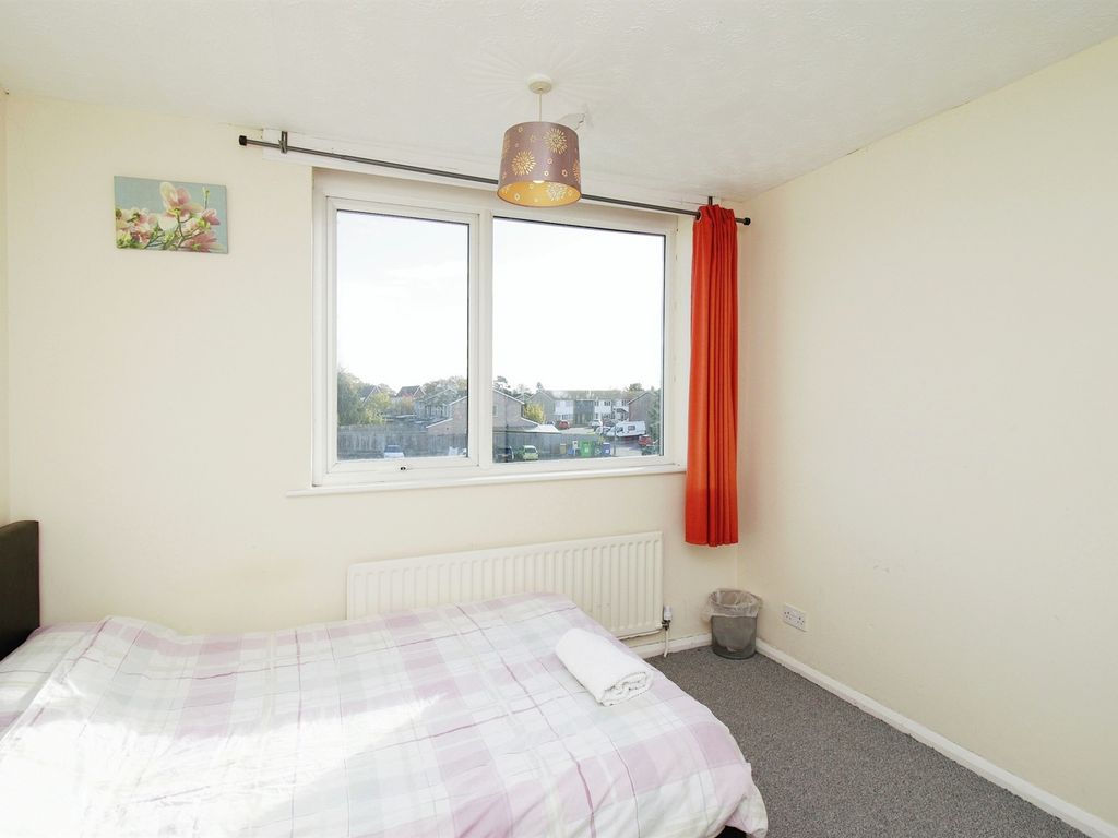 2 bed flat for sale in Rowood Drive, Solihull B92, £165,000