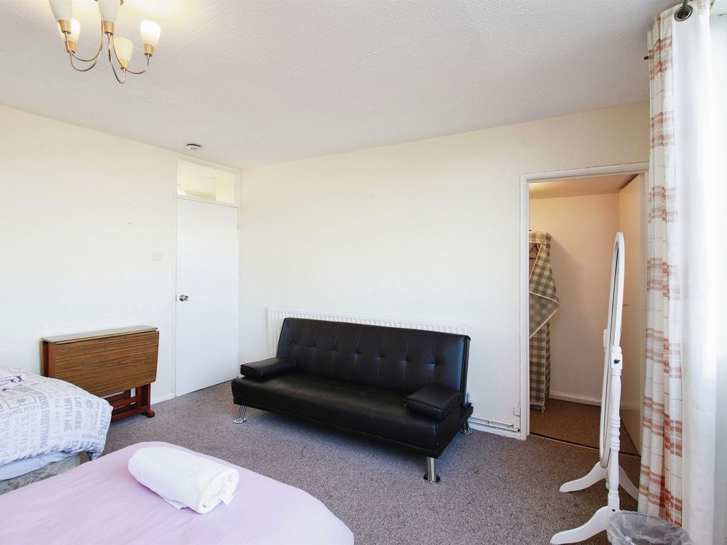 2 bed flat for sale in Rowood Drive, Solihull B92, £165,000