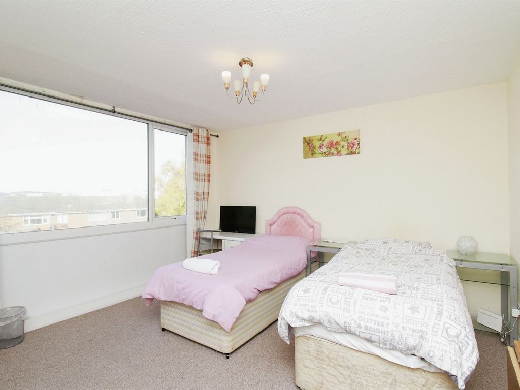 2 bed flat for sale in Rowood Drive, Solihull B92, £165,000