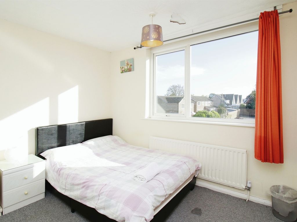 2 bed flat for sale in Rowood Drive, Solihull B92, £165,000