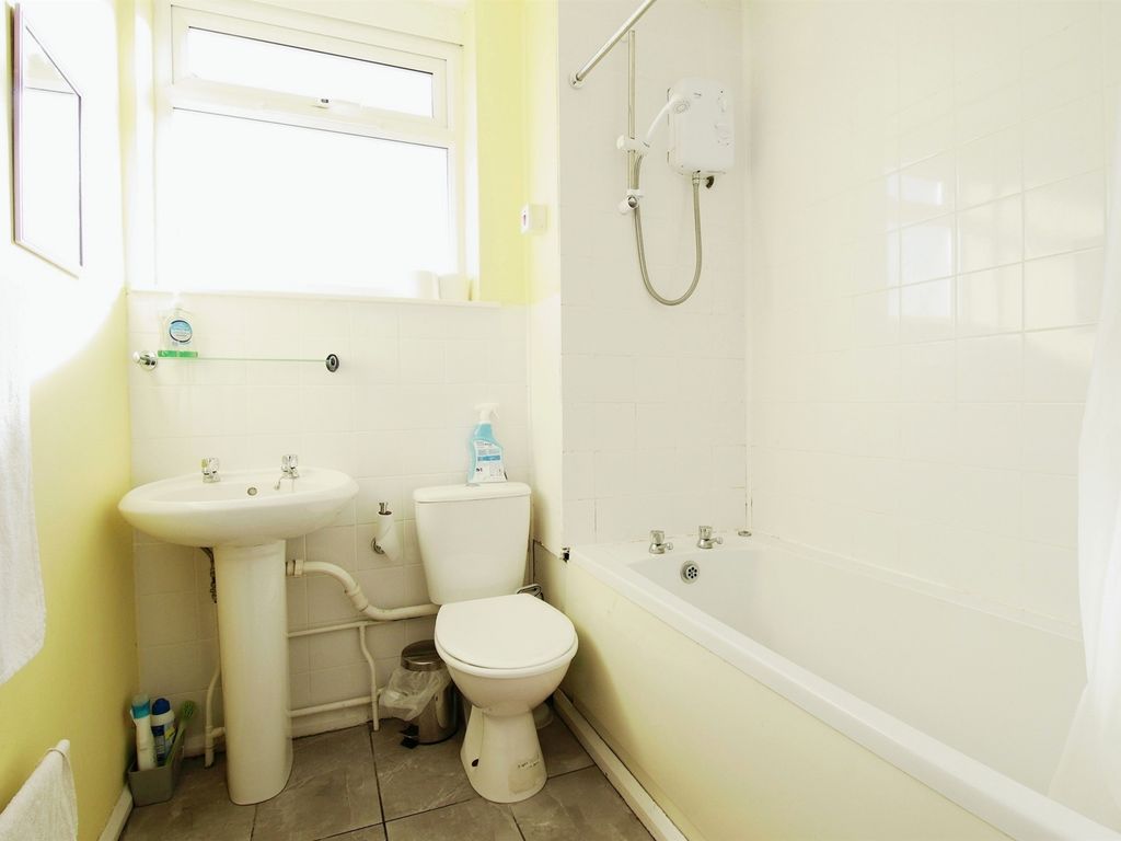 2 bed flat for sale in Rowood Drive, Solihull B92, £165,000