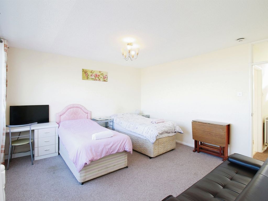 2 bed flat for sale in Rowood Drive, Solihull B92, £165,000