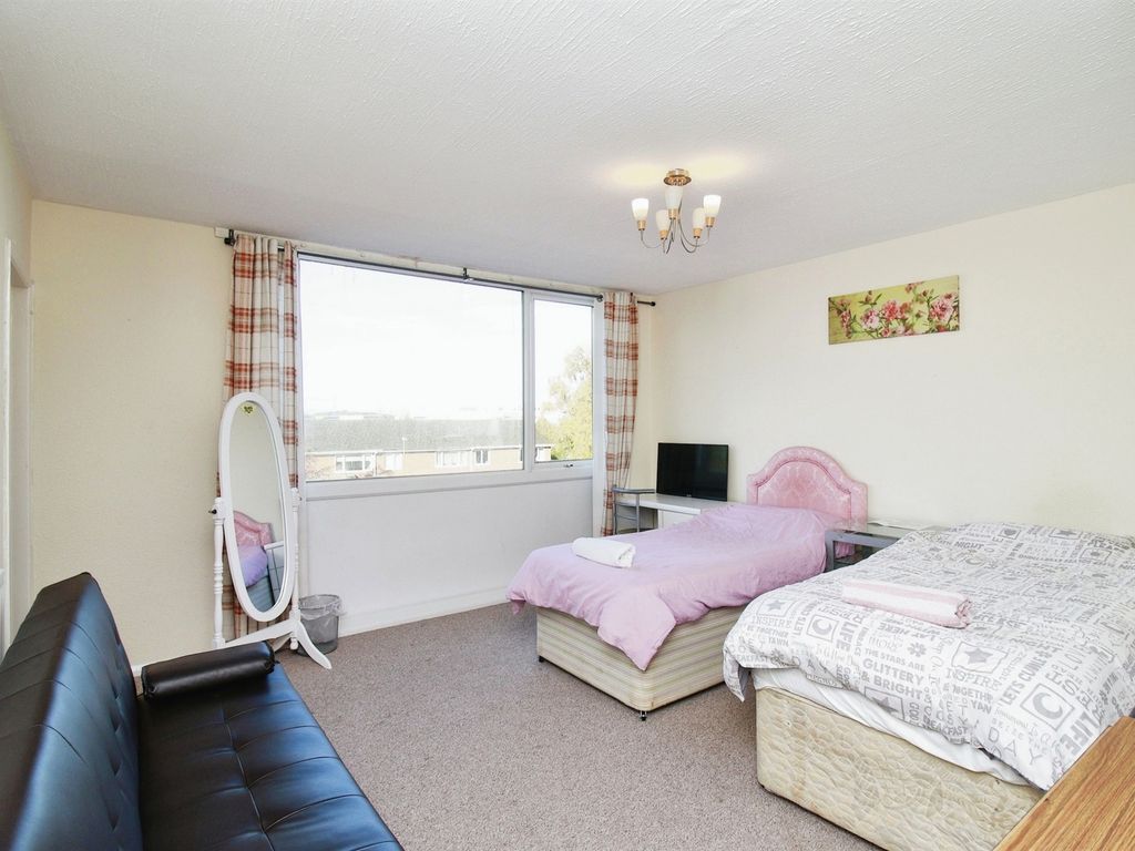 2 bed flat for sale in Rowood Drive, Solihull B92, £165,000