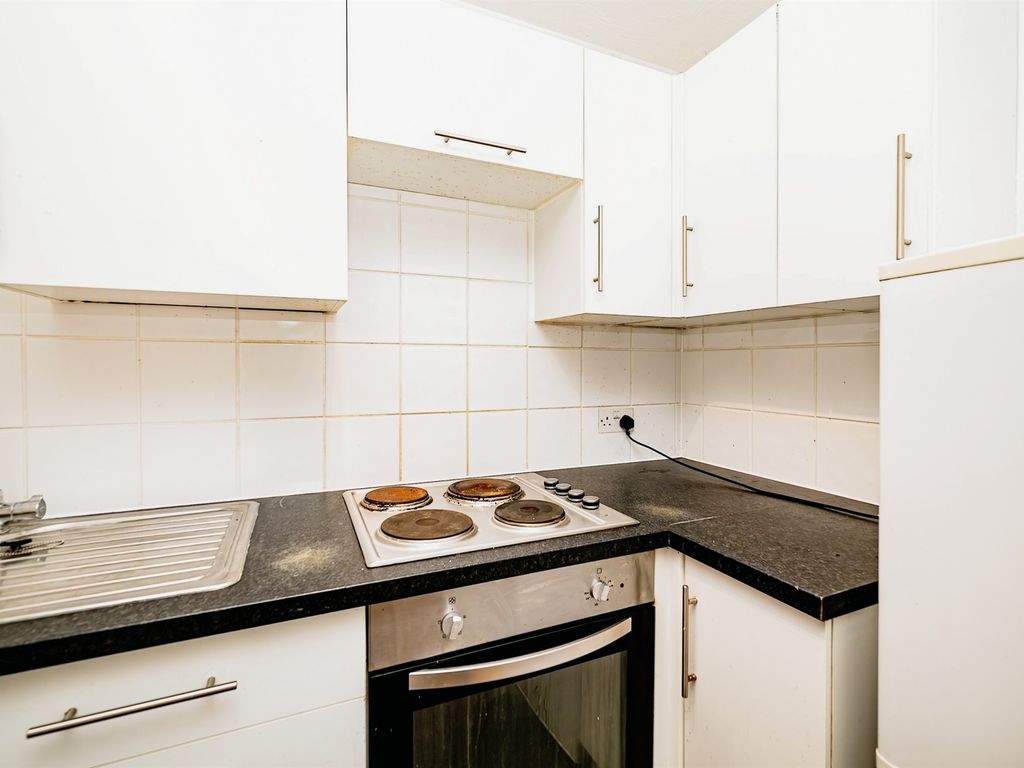 1 bed flat for sale in Wycliffe End, Aylesbury HP19, £80,000