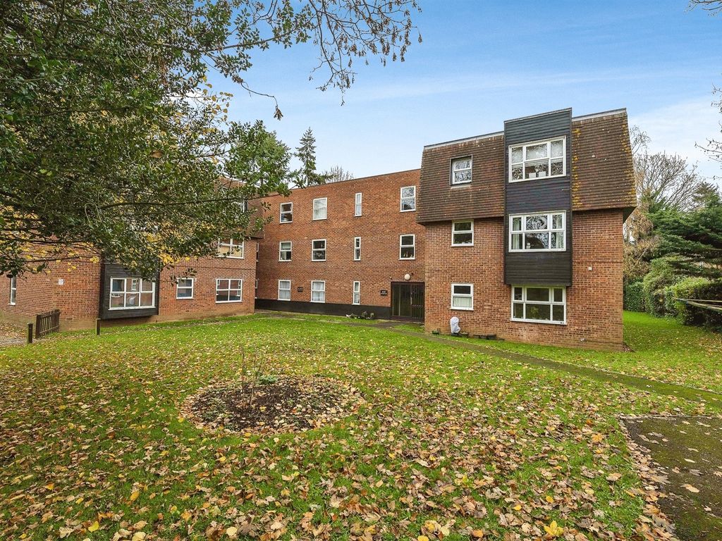 1 bed flat for sale in Windsor Close, Bovingdon, Hemel Hempstead HP3, £210,000