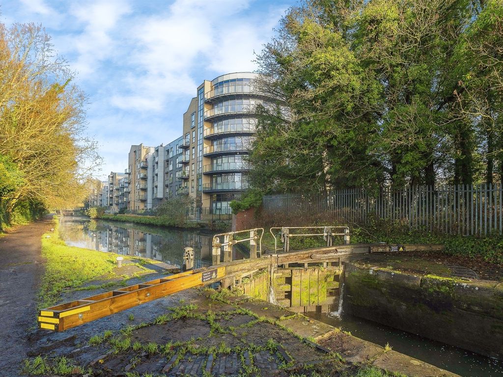 2 bed flat for sale in The Embankment, Nash Mills Wharf, Hemel Hempstead HP3, £319,950