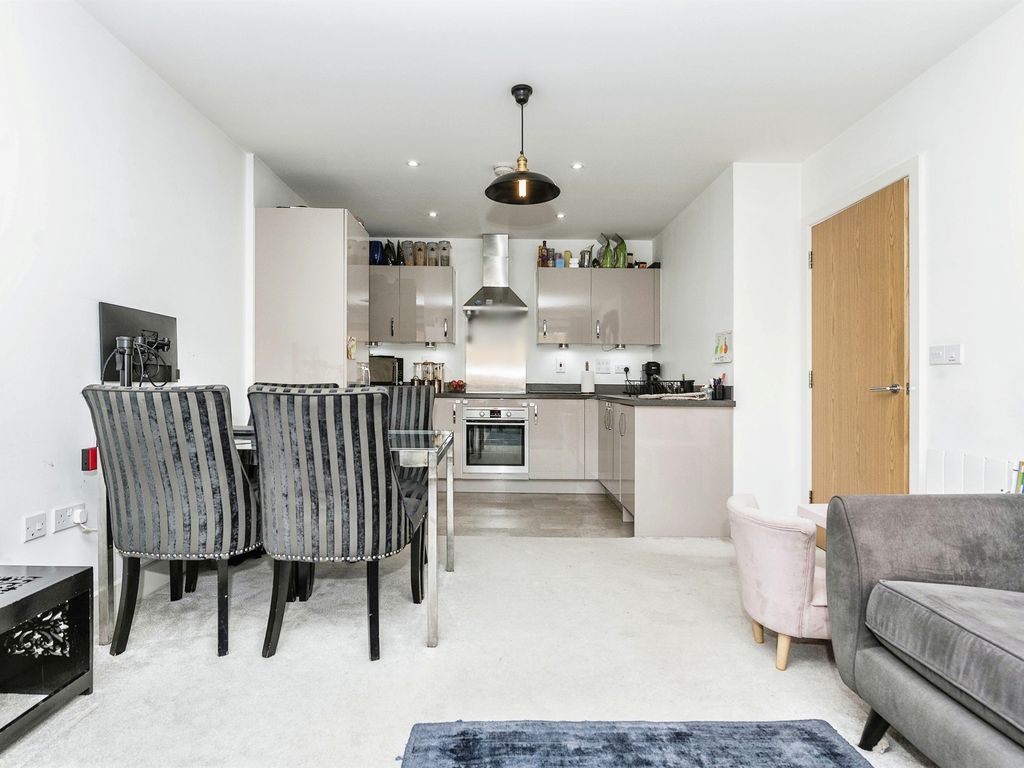 2 bed flat for sale in The Embankment, Nash Mills Wharf, Hemel Hempstead HP3, £319,950