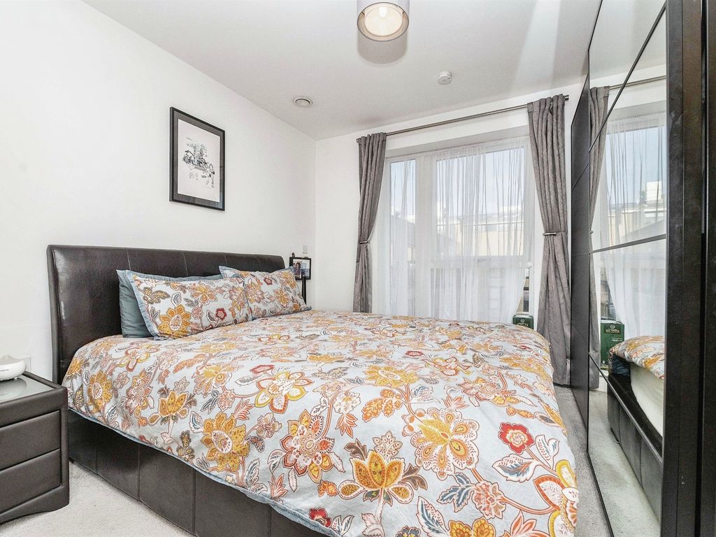 2 bed flat for sale in The Embankment, Nash Mills Wharf, Hemel Hempstead HP3, £319,950
