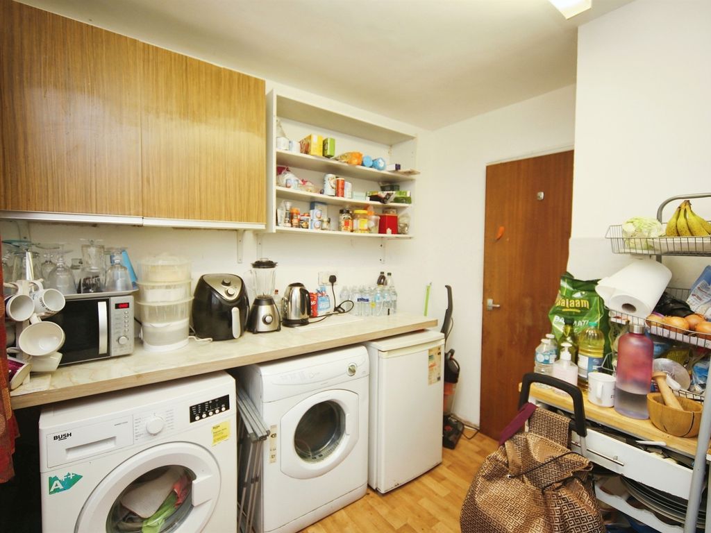 2 bed flat for sale in Walsgrave Drive, Solihull B92, £140,000