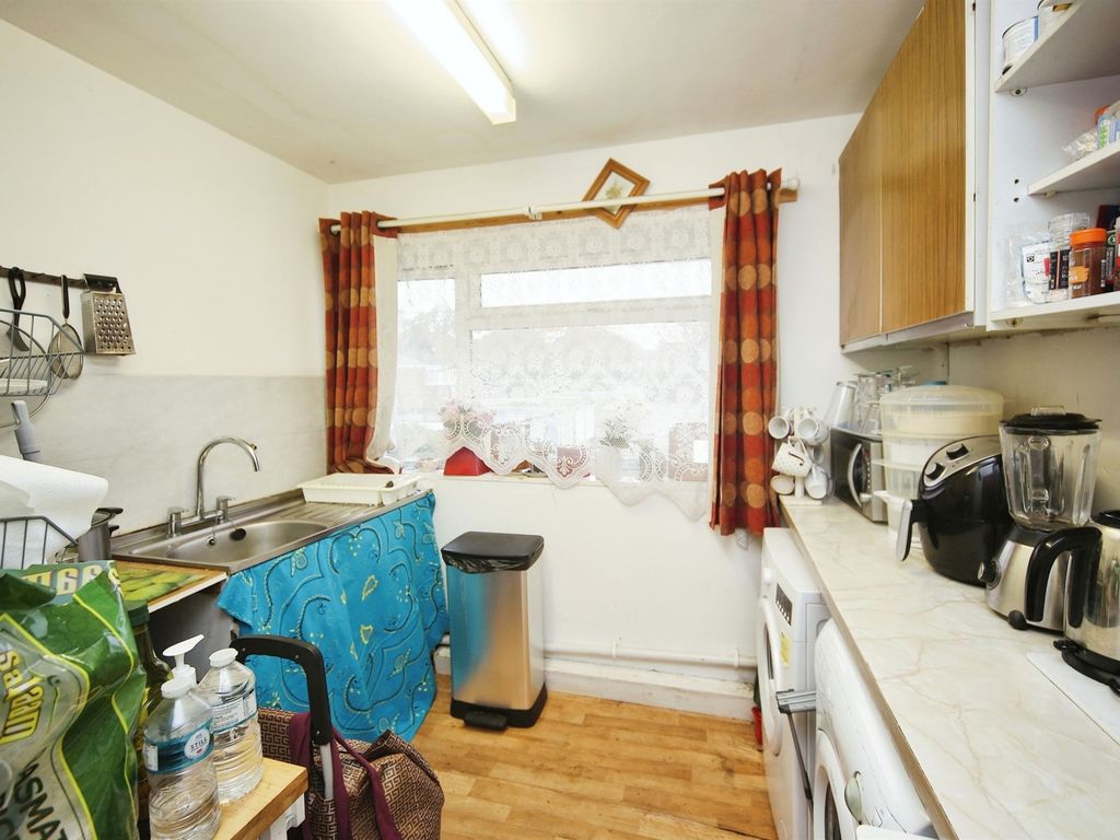 2 bed flat for sale in Walsgrave Drive, Solihull B92, £140,000