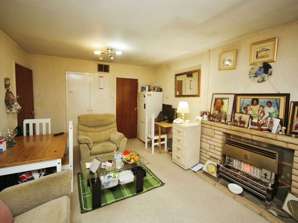 2 bed flat for sale in Walsgrave Drive, Solihull B92, £140,000