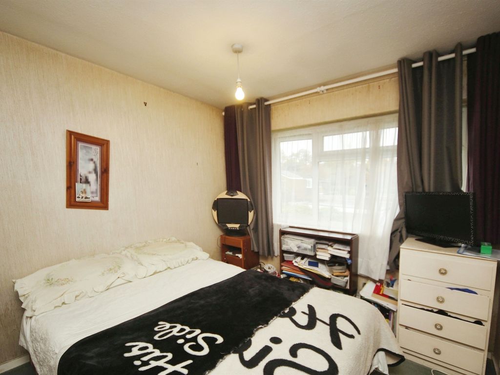 2 bed flat for sale in Walsgrave Drive, Solihull B92, £140,000