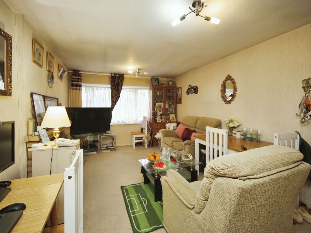 2 bed flat for sale in Walsgrave Drive, Solihull B92, £140,000