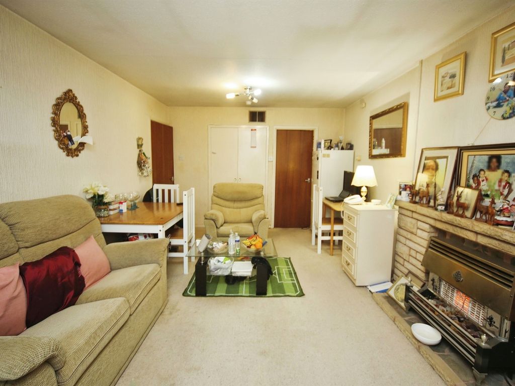 2 bed flat for sale in Walsgrave Drive, Solihull B92, £140,000