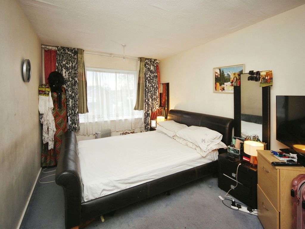 2 bed flat for sale in Walsgrave Drive, Solihull B92, £140,000