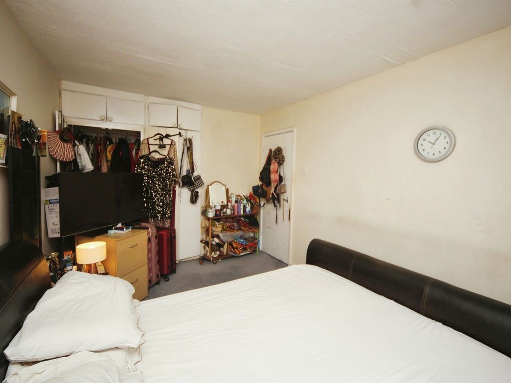 2 bed flat for sale in Walsgrave Drive, Solihull B92, £140,000