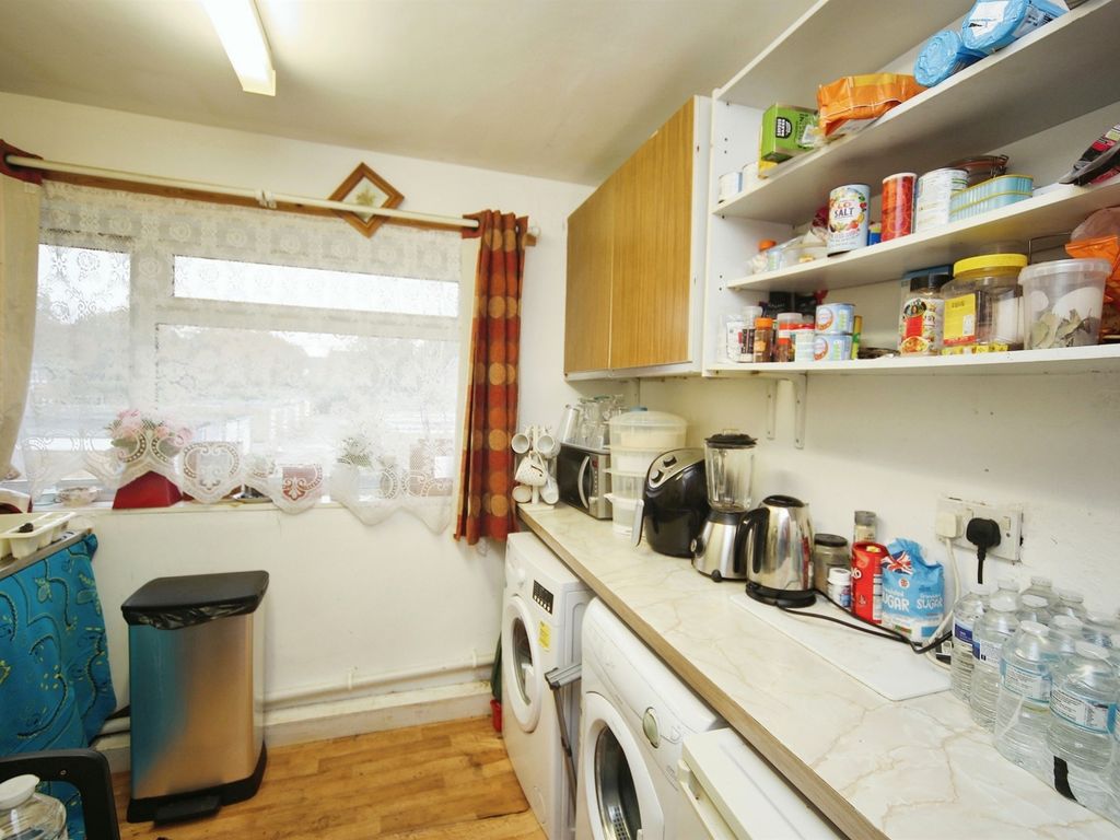 2 bed flat for sale in Walsgrave Drive, Solihull B92, £140,000