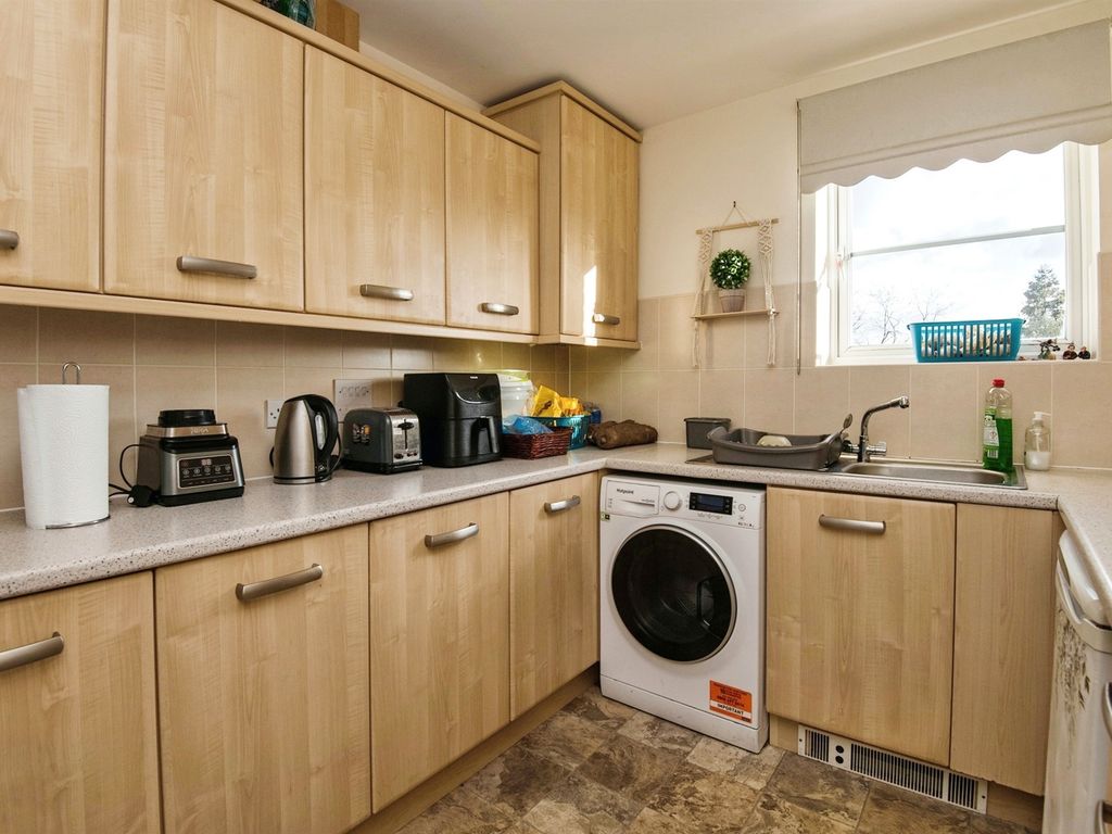 2 bed flat for sale in Furze Court, Exeter EX4, £200,000