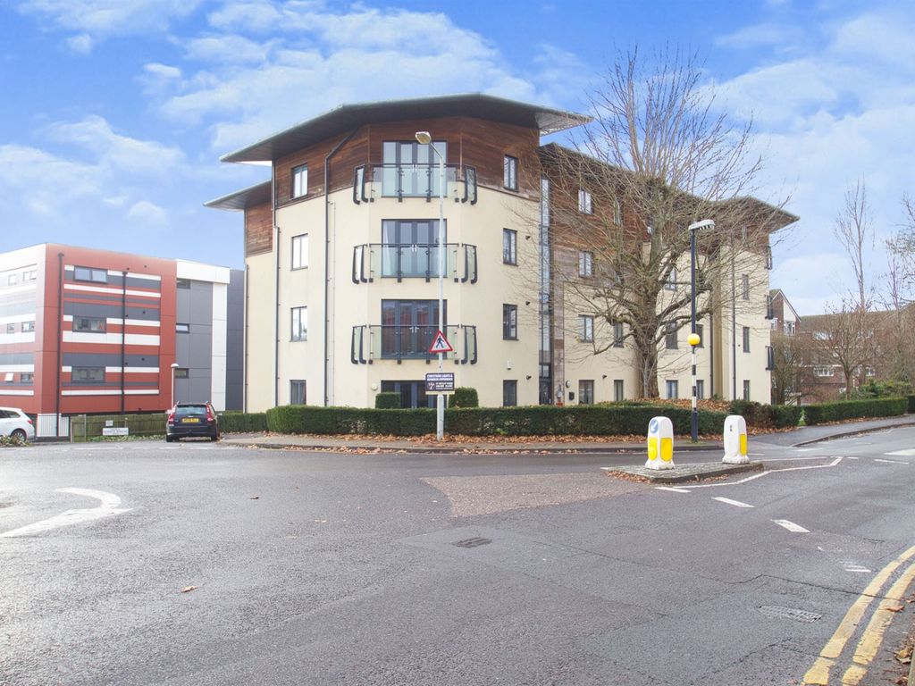 2 bed flat for sale in Queensway Place, Yeovil BA20, £140,000