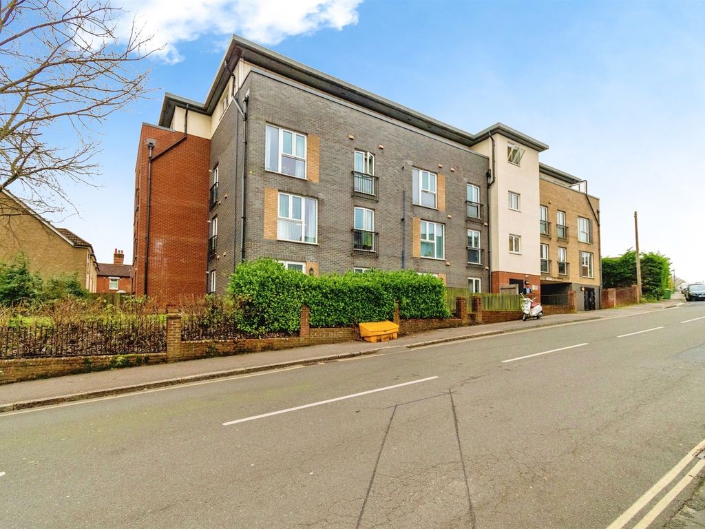 2 bed flat for sale in Portswood Road, Southampton SO17, £210,000