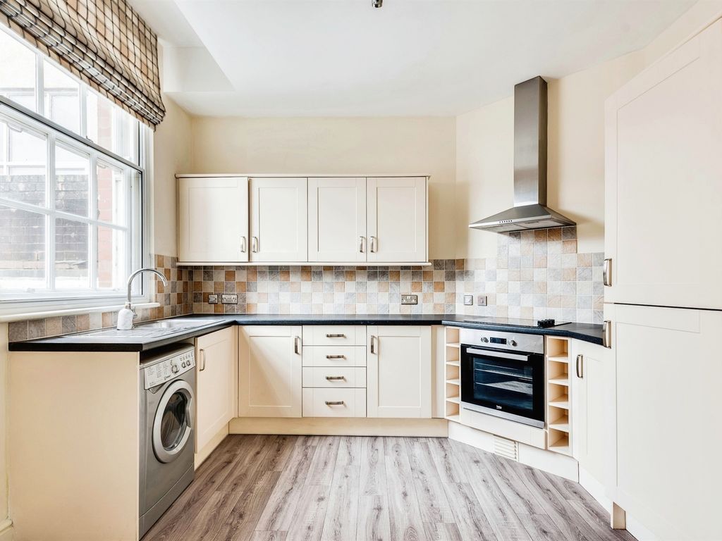 2 bed flat for sale in Clarence Street, Swindon SN1, £160,000