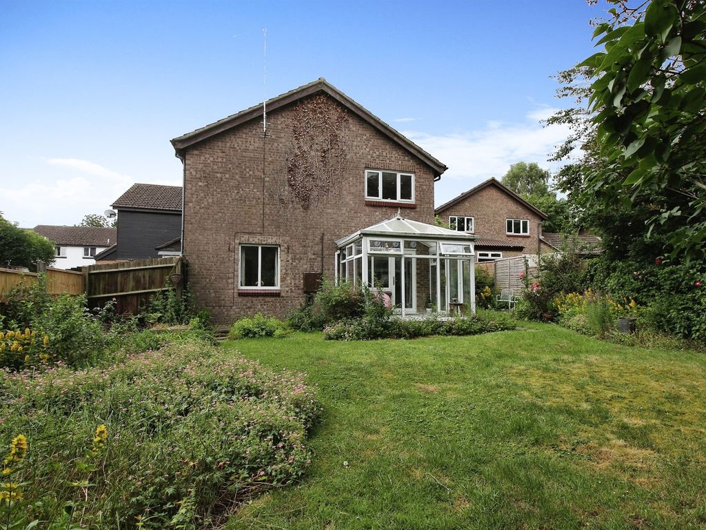 3 bed link-detached house for sale in Muirfield Road, Wellingborough NN8, £225,000