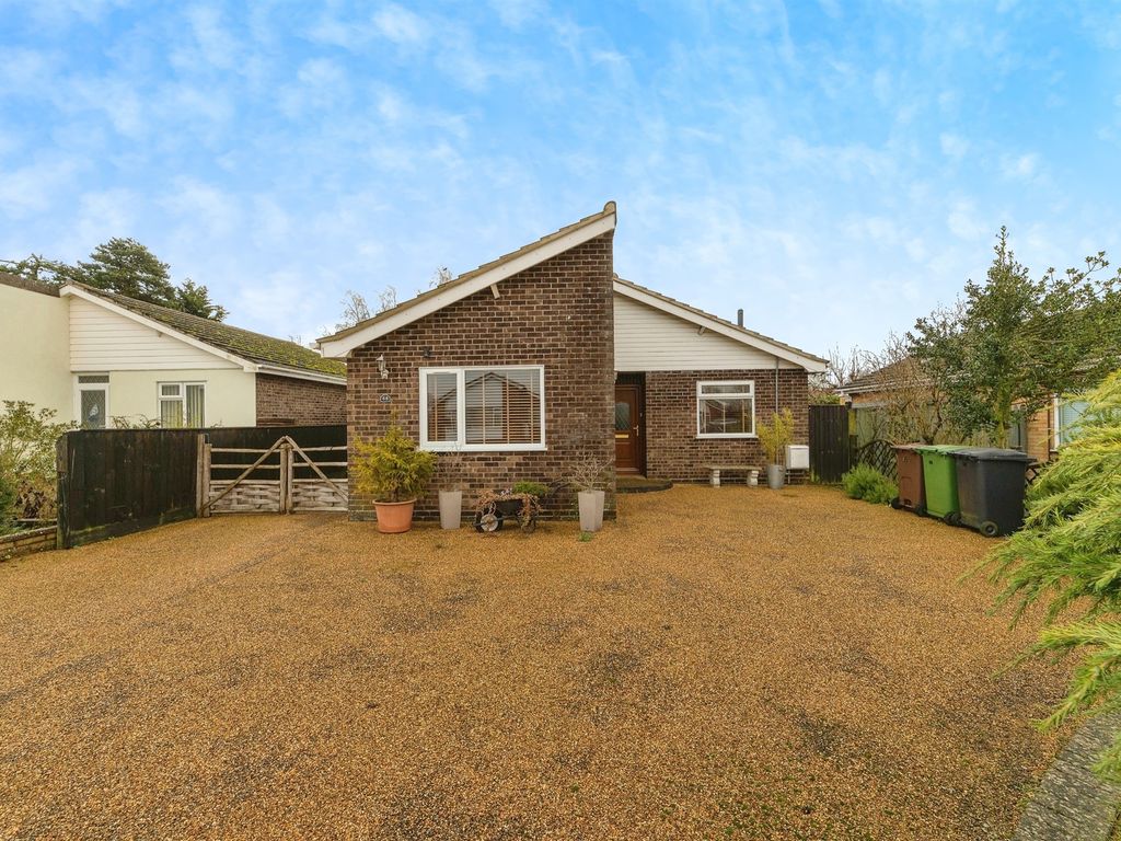 2 bed detached bungalow for sale in Fairfield Drive, Attleborough NR17, £295,000