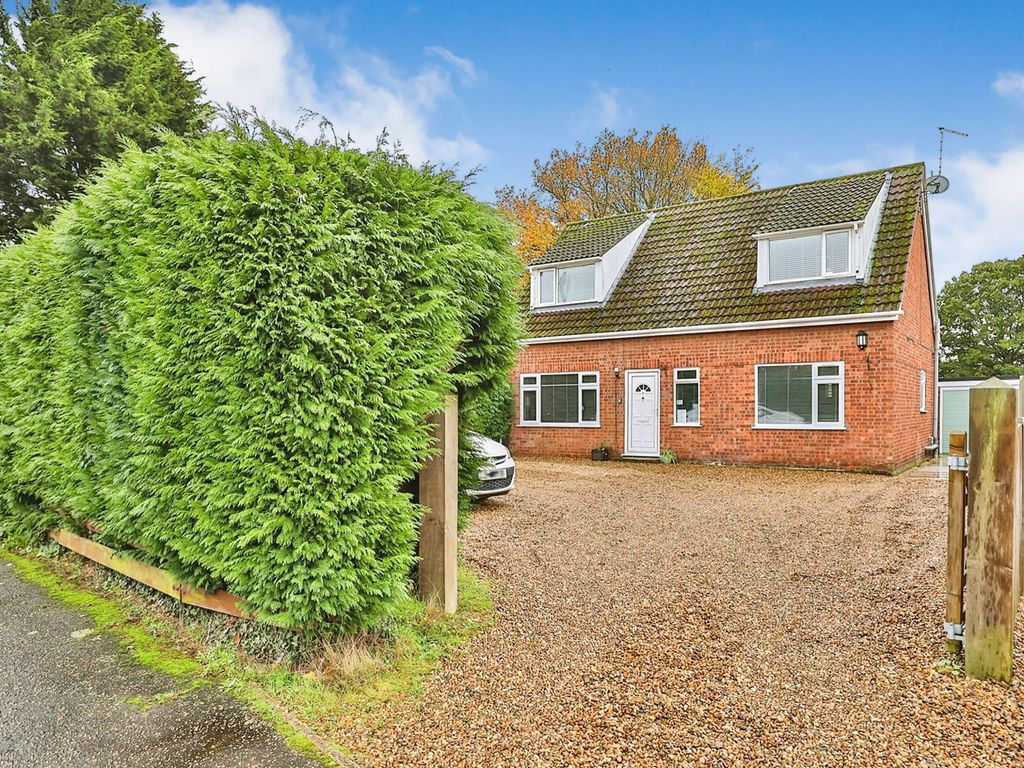 4 bed detached bungalow for sale in Redmere Close, Frettenham, Norwich NR12, £425,000