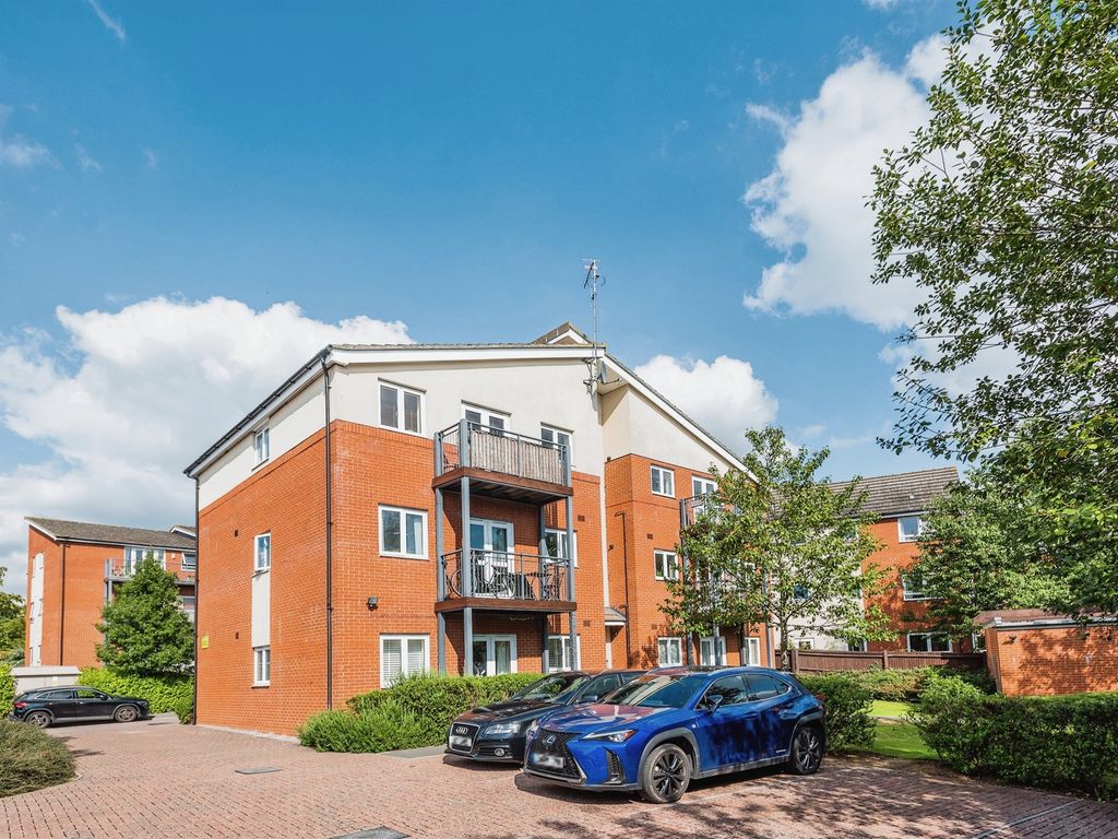 2 bed flat for sale in Desborough Crescent, Oxford OX4, £260,000
