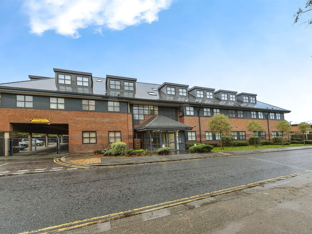 2 bed flat for sale in Great North Road, Hatfield AL9, £300,000