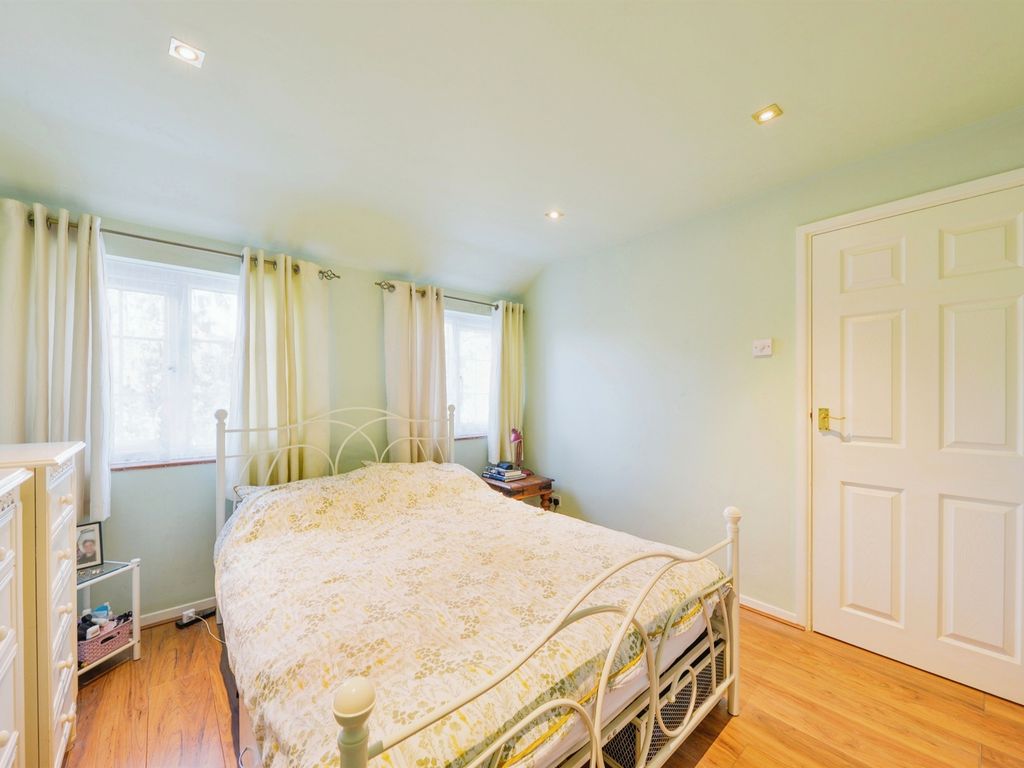3 bed end terrace house for sale in Katescroft, Welwyn Garden City AL7, £400,000