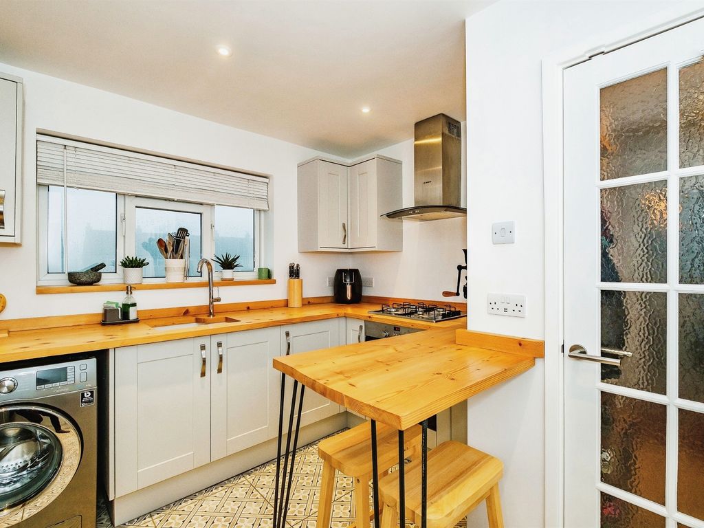 2 bed flat for sale in Hardwick Road, Hove BN3, £280,000