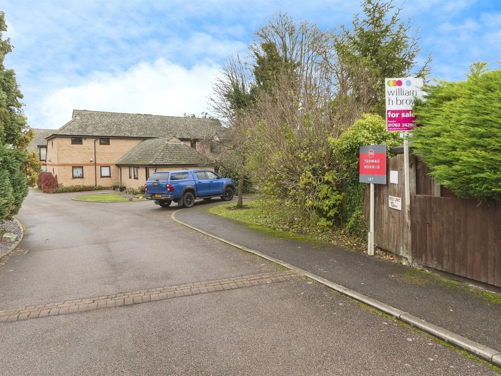 2 bed flat for sale in Stamford Close, Royston SG8, £225,000