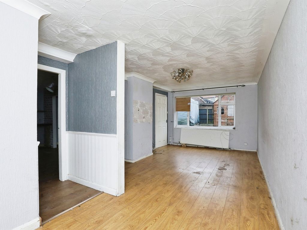 4 bed terraced house for sale in Manton Villas, Worksop S80, £70,000