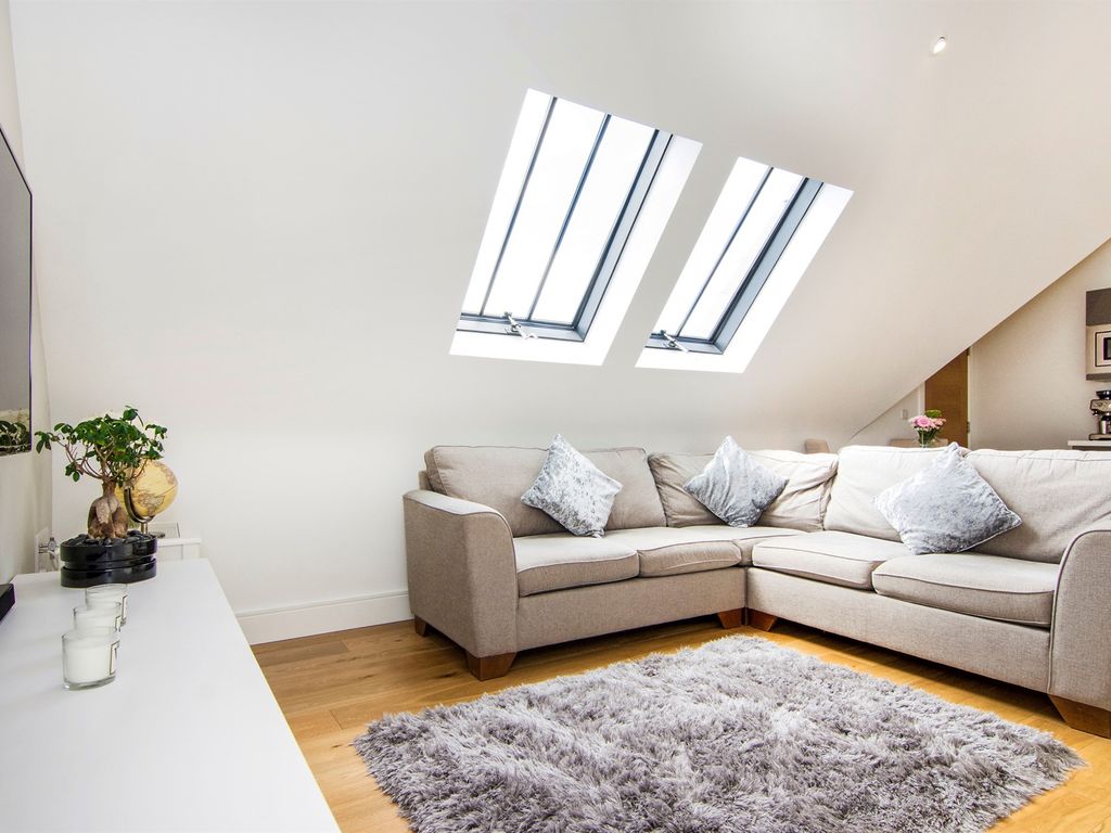 2 bed flat for sale in The Galleries, Warley, Brentwood CM14, £325,000