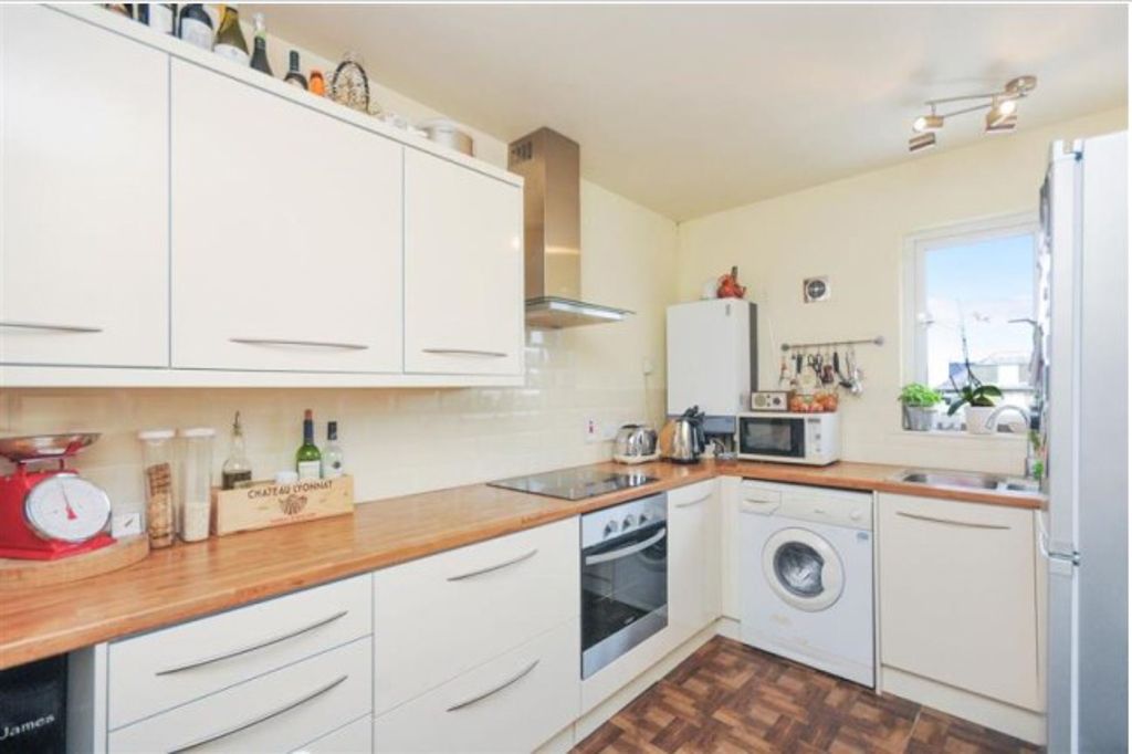 1 bed flat for sale in St. Marks Hill, Surbiton KT6, £315,000