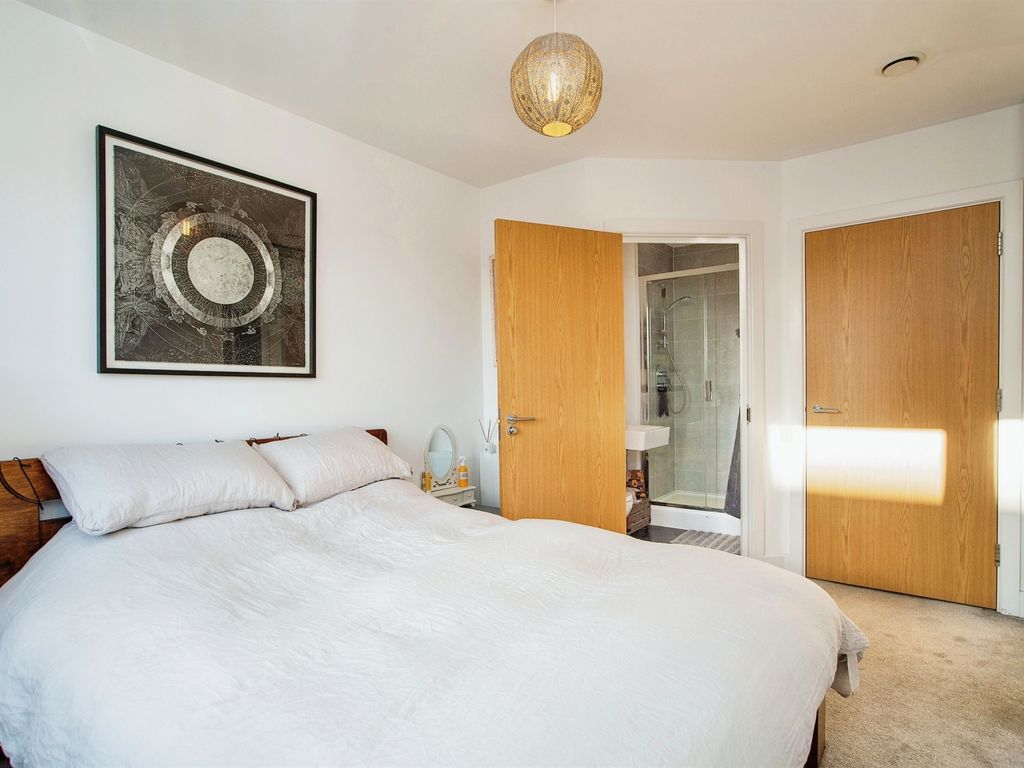2 bed flat for sale in The Embankment, Nash Mills Wharf, Hemel Hempstead HP3, £320,000