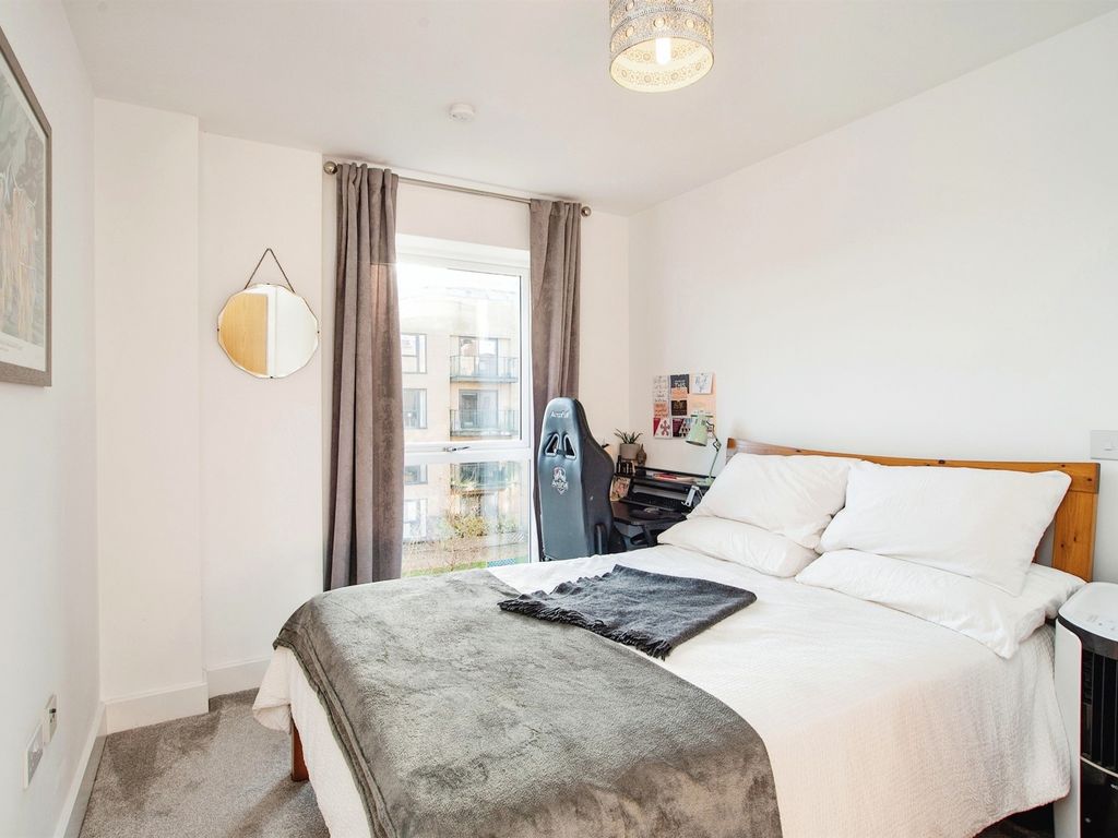 2 bed flat for sale in The Embankment, Nash Mills Wharf, Hemel Hempstead HP3, £320,000