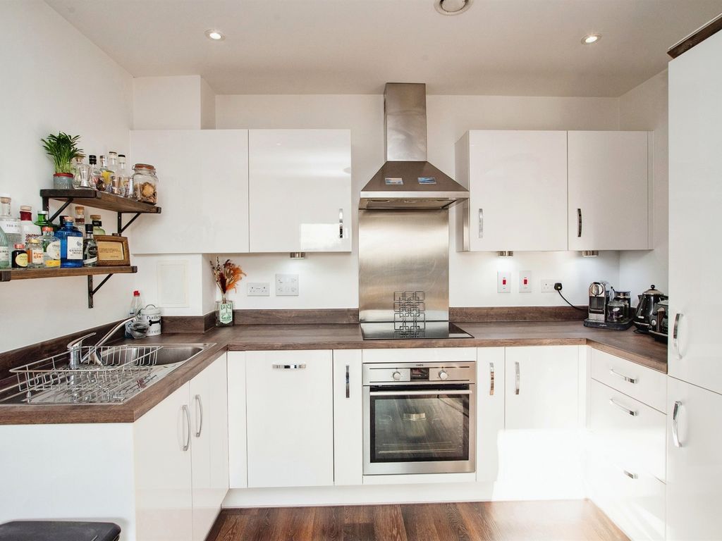 2 bed flat for sale in The Embankment, Nash Mills Wharf, Hemel Hempstead HP3, £320,000