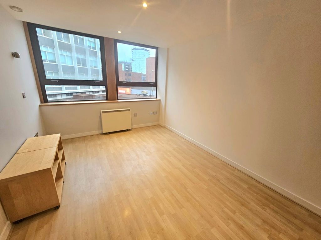 2 bed flat for sale in Lee Circle, Leicester LE1, £105,000